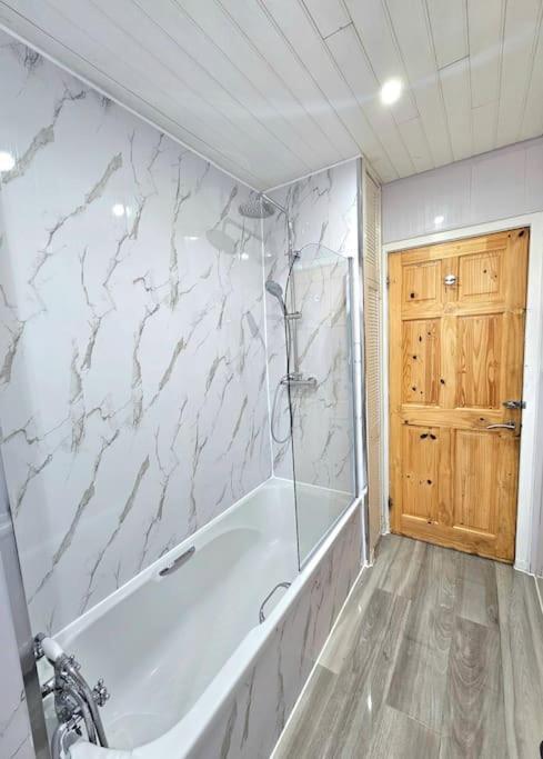 Spacious Haven With Free Parking Glasgow Ngoại thất bức ảnh